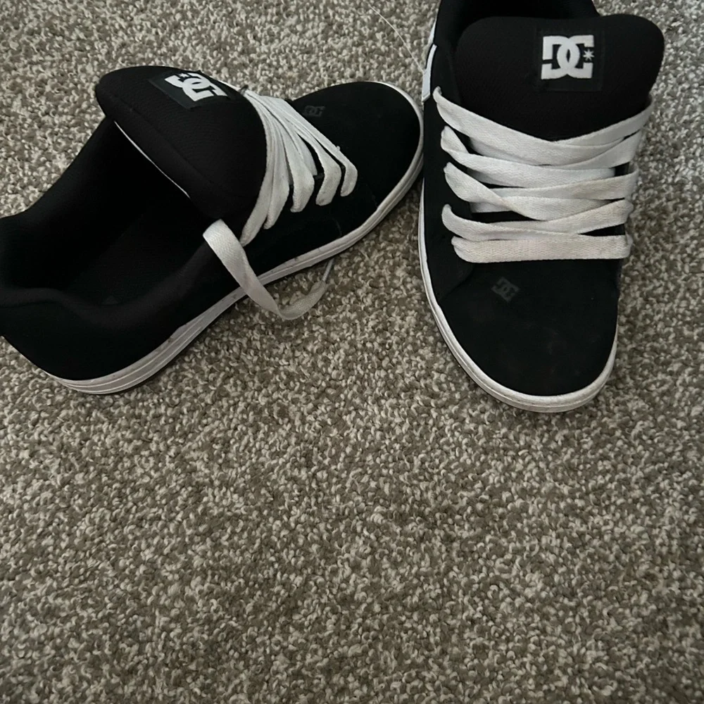 DC Kids Sneakers in Black and White - Picture 5 of 5
